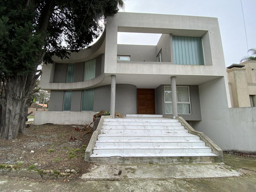 Casa Moderna De Categoría En Castelar Norte