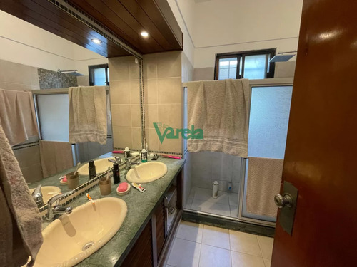 Venta Casa En Atlantida, 4 Dorm, 3 Baños, Estufa Leña, Vista Al Mar
