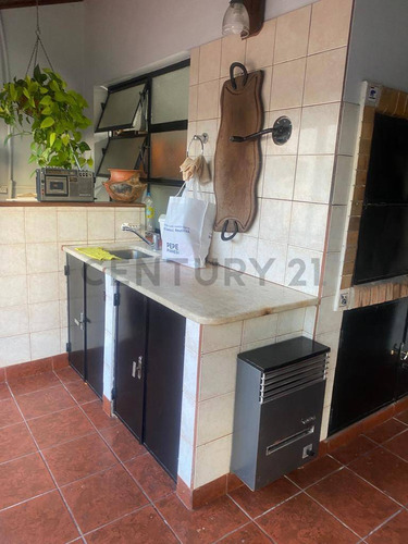 Casa En Venta En La Plata De 3 Dormitorios