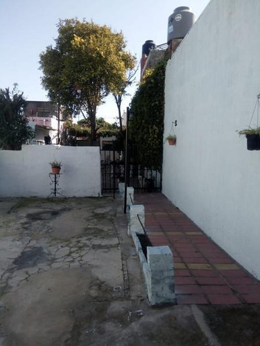 Imagen 4 de 19 de Moron! Casa En Lote Propio Con Departamento De Tres Ambientes Al Fondo.