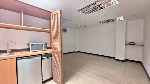 Oficina En Venta La Boyera, Con Recepción Y Cubículos Privados