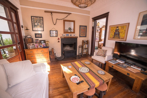 Dueño Vende Preciosa Casa En Punta Carretas. Ph, Planta Alta Super Luminosa, Con Ambientes Muy Muy Amplios. Excelente Estado De Conservación. Lista Para Entrar A Disfrutarla