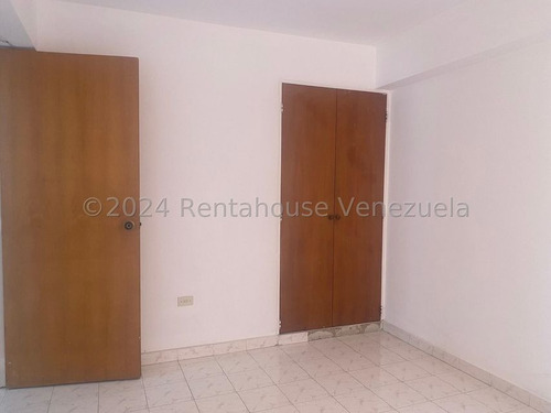 Imaginate Vivir En Una Zona Tranquila Y Fresca En Un Amplio Y Comodo Apartamento Con Espaciosas Habitaciones, Excelente Distibucion Para Aprovechar Al Maximo Sus Ambientes.