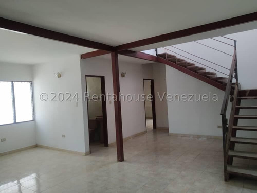 Townhouse En Turmero Hermoso Frente De Piedras Decorativas, Amplia Sala Comedor 24-28979 Irrr