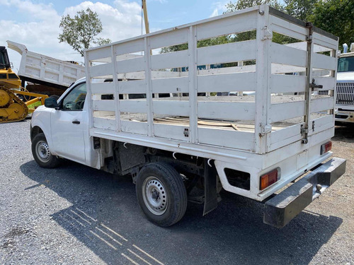 Imagen 3 de 6 de Nissan Np300 2017 2.5 Estacas Dh Aa Pack Seg Mt