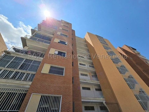 Hermoso Apartamento Totalmente Remodelado Con Acabados De Primera En Las Acacias 24-23915