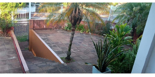 Vendo Casa En Esquina En El Barrio San Pedro, A Pocos Minutos Del Centro De Encarnación: 3 Habitaciones Y 1 Baño