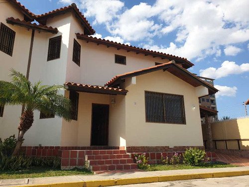 Casa Remodelada En Exclusivo Conjunto De La Zona Oeste