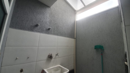 Casa Com Três Quartos Em Condominio