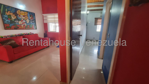José Trivero Vende Bella Y Acogedora Casa Ubicada En Cabudare, Cuenta Con Tanque Subterráneo Y Parque Infantil