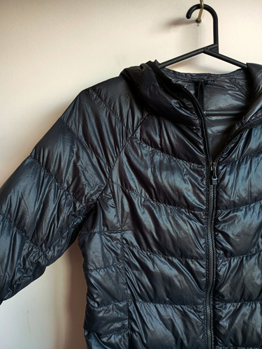 Campera Uniqlo Negra, Con Detalles, Talle S (Usado)