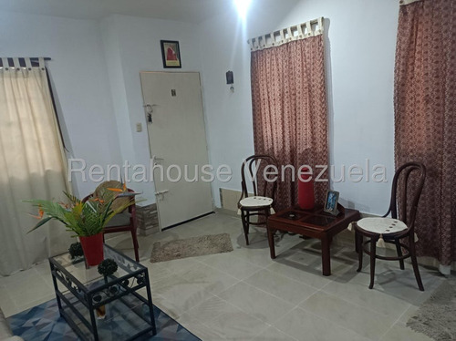 Julio Latouche 25-10392 Townhouse En Venta La Entrada Naguanagua, Cómodo Y Acogedor, Clima De Montaña, En Plena Avenida.
