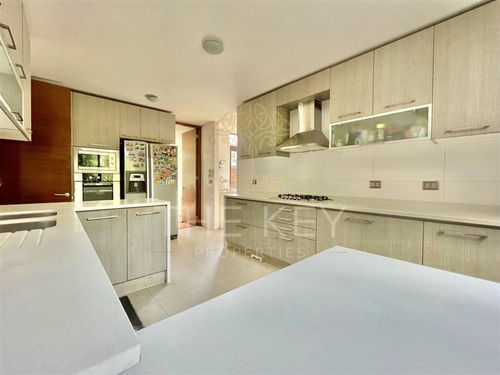 Casa En Venta De 4 Dormitorios En La Reina