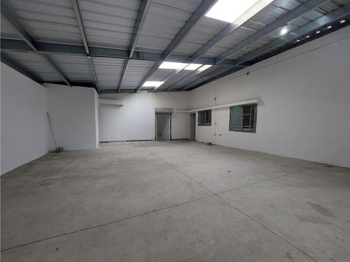 Alquiler De Local Comercial En Santo Domingo 200m2 $2500