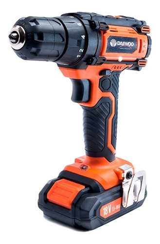 Imagen 2 de 4 de Taladro atornillador inalámbrico de 10mm Daewoo DACD1800V2 18V + 1 batería de 1.5Ah + accesorios con maletín de transporte 220V