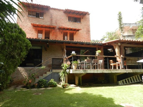 Alquiler De Preciosa Casa De Multiples Niveles, Estilo Rustico Con Amplia Terraza Y Jardin #24-12236