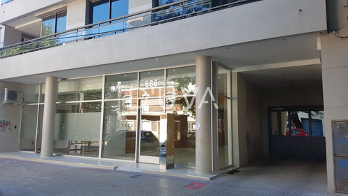 Departamento De Un Dormitorio Al Frente. Calle 64 E/ 8 Y 9