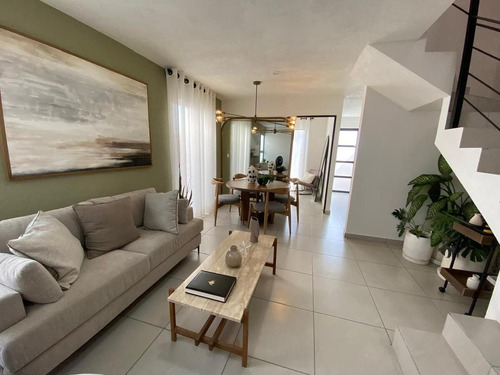 Casa En Venta En Terrasoles, Nuevo Querétaro, 3 Recámaras, Alberca, Hermosa !!