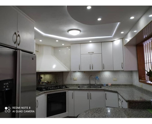 Habitación Para Dama Con Estacionamiento