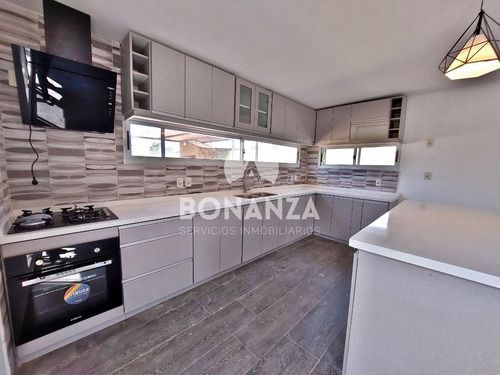Imagen 7 de 28 de Piriápolis, Los Ángeles. Casa En Venta. 3 Dormitorios, 2 Baños.