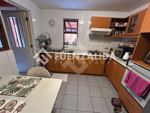 Casa En Venta De 3 Dorm. En Peñalolén