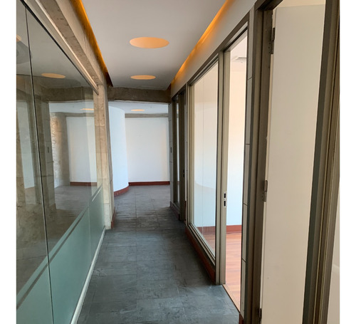 Amplia Oficina De Dos Niveles En Arriendo