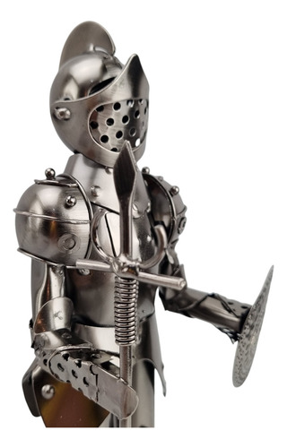 Escultura Cavaleiro Medieval Com Escudo E Lança Em Metal