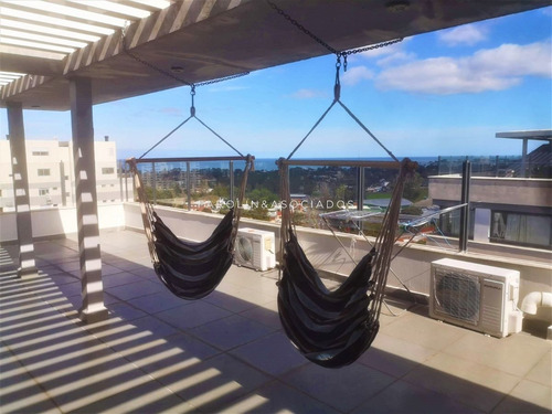 Imagen 3 de 11 de Apartamento Pent Huose.- Maldonado A Pasos De Playa Mansa.- Dos Dormitorios Dos Baños Living Comedor ,muy Linda Vista Cocina Con Lavadero Garaje .-