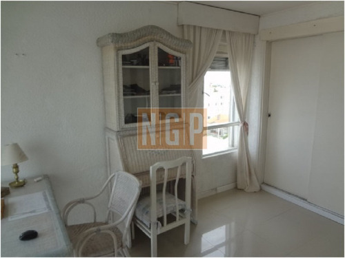 Departamento En Punta Del Este, Torre Cuenta Con Todos Los Servicios.-ref:16525