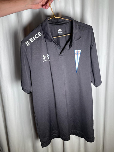 Polera Universidad Cátolica Salida Under Armour 2023