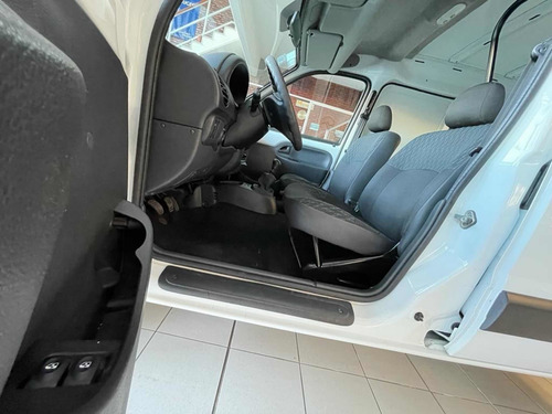 Imagen 9 de 13 de Renault Kangoo 2016 1.6 Furgon Ph3 Gran Confort Lc