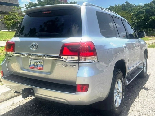 Imagen 3 de 9 de Toyota Land Cruiser Lc200 Dubai 2018 V8 4x4 Automático