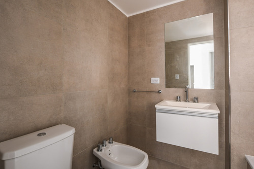 Venta - Departamento De Tres Dormitorios Con Cochera Y Amenities En Avenida Pellegrini, Rosario