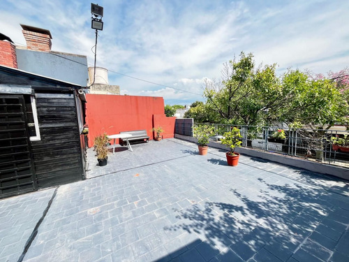 Venta De Casa En Flores. Ideal Para 2 Familias.