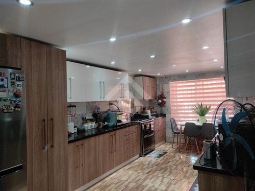 Casa En Venta De 4 Dorm. En Maipú