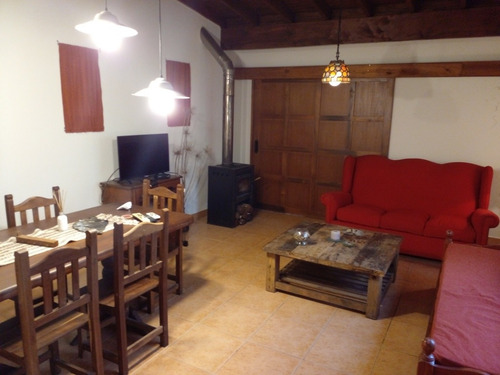 Casa Con Quincho Cerrado Y Pileta