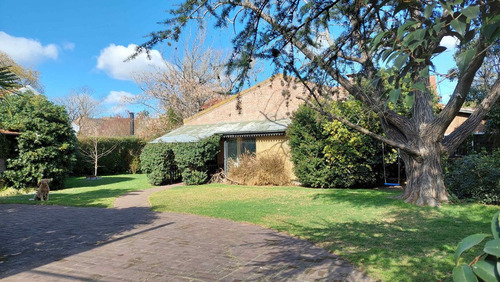 Venta- Casa Enorme Con Jardín Y Pileta, Hurlingham
