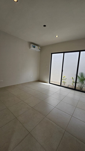 Casa Jardines De Una Planta De 4 Recamaras En Venta, Cholul.