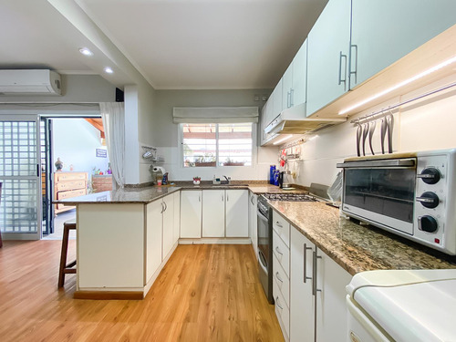 Casa De Dos Dormitorios Con Psicina Y Quincho En Venta A Dos Cuadras De Pellegrini