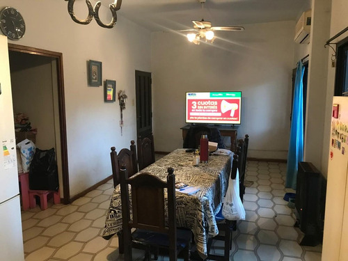 Casa En Banfield O. Con Parque! Acepta Permuta!