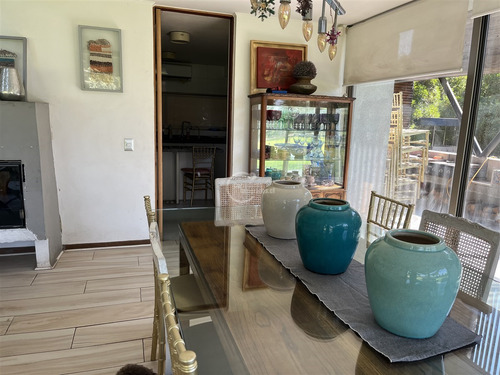 Casa En Venta De 6 Dorm. En Colina