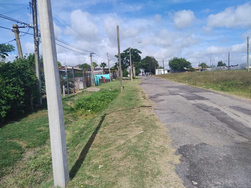 Alquiler De Casa Muy Linda A Nuevo De Dos Dormitorios, Amplio Terreno Con Entrada Para Autos,