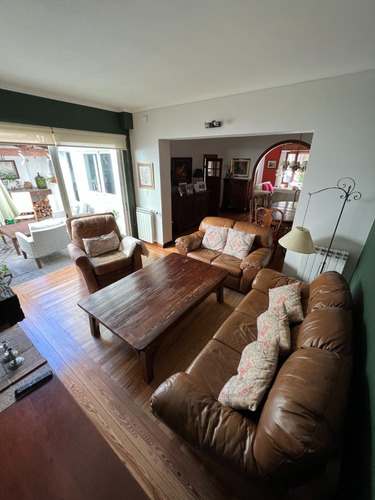 Vendo Espectacular Casa Padron Unico, En Calle Cerrada Sin Transito, 3 Dormitorios, 3 Baños, Garaje, Terrazas Y Azotea, Acepta Banco, Zona Pocitos.