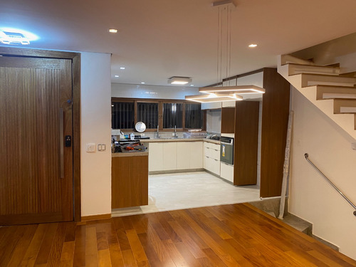 Casa Espetacular, Recém Reformada, Muito Bem Localizada, Vista Sensaccional, Totalmente Montada, Pisos E Janelas De Madeira, Piscina, Deck, Ambientes Amplos E Arejados, Perfeita Para Famílias.