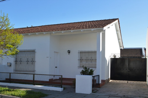 Casa Anne - 5/6 Personas (máximo 8). Ambientes Grandes Y Muy Luminosos, Hermoso Patio De Con Parrilla. Alquiler Por Día.