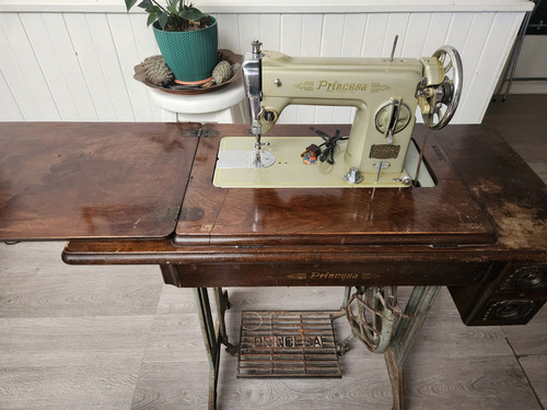 Maquina De Coser Antigua (Usado)