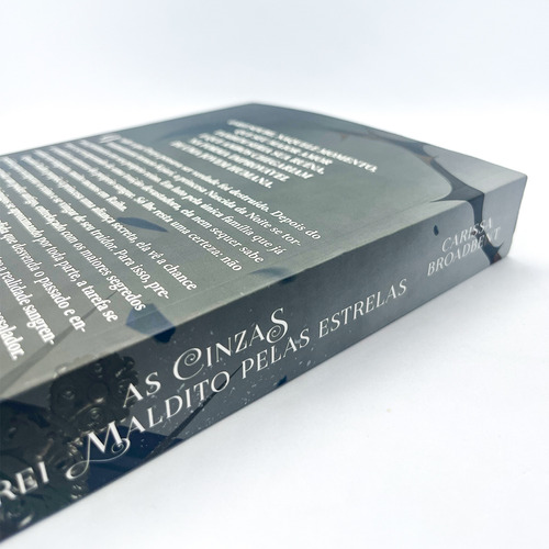 As Cinzas E O Rei Maldito Pelas Estrela - Volume 2 Da Duologia Nascidos Da Noite - Carissa Broadbent - Livro Físico