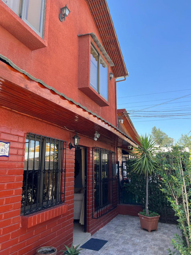 Preciosa Casa En Tranquilo Pasaje, Muy Conectada
