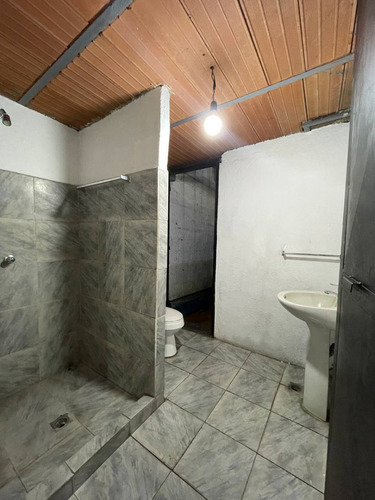 En Alquiler! Galpón A Una Cuadra De La Avenida Bolivar Rp Código 253016