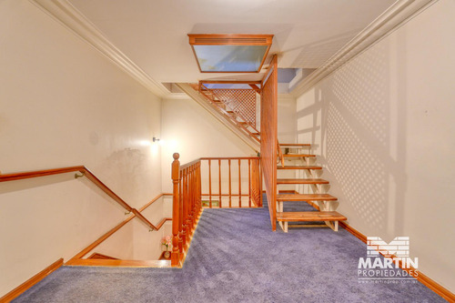 Buen Chalet Con Dependencia De Servicio Y Piscina - Martínez